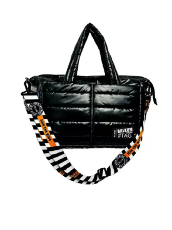 Confeccionado en tela nylon matelasse opaco, forrado en silver impermeable al tono, con bolsillo interno. y 6 guanteras de exterior. cierre diente de perro negro. Manija del mismo material