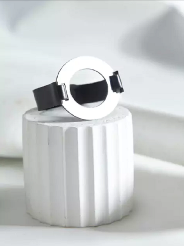 La colección Mies es minimalista e impactante al mismo tiempo. Está diseñada para resaltar en tu outfit.