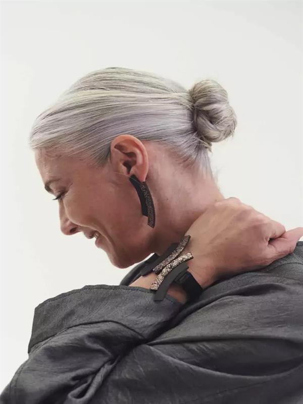 La nueva colección Curves Duo juega con las líneas y las texturas creando una armonía cautivadora. Un brazalete elegante y único que se destaca por su versatilidad.