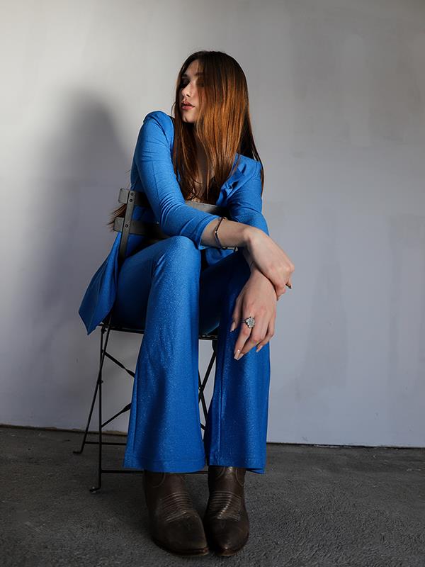 Pantalón confeccionado en lurex. 