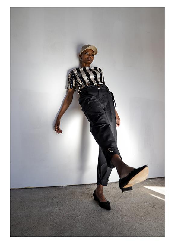 Remera confeccionada con lentejuelas color negro y marfil reversibles