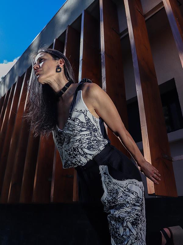 Remera musculosa lino, de caida fluida, escote en V, con detalles de cuero ecologico en breteles . Parte superior interna delantera y trasera forrada.