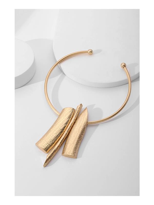 Collar de tres importantes dijes alargados