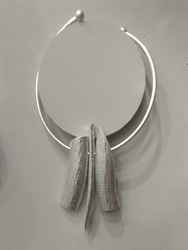 Collar de tres importantes dijes alargados