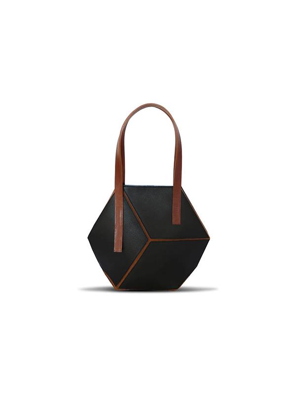 Bolsa plegable realizada a mano, confeccionada en cuero vacuno y descarne gamuzado.