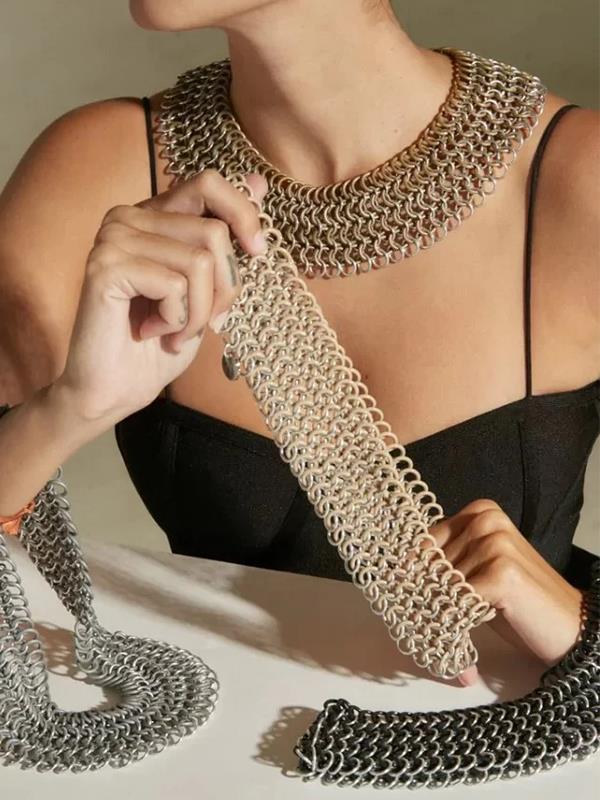 Pieza entera, elastizada, realizada con anillos plásticos reutilizables- fabricados exclusivamente para nuestra marca- y argollas de aluminio anodizado, hecho a mano.