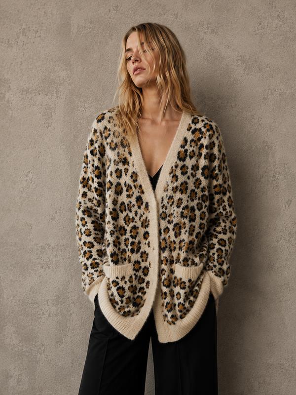 Cardigan de tejido premium con textura suave y estampa animal print en tonos naturales. Su silueta relajada, escote en V profundo y bolsillos aplicados lo convierten en una prenda versátil para superponer en cualquier temporada. Una pieza de carácter que combina elegancia y actitud, fiel al lenguaje de diseño de autor de Nadia Pizzi.